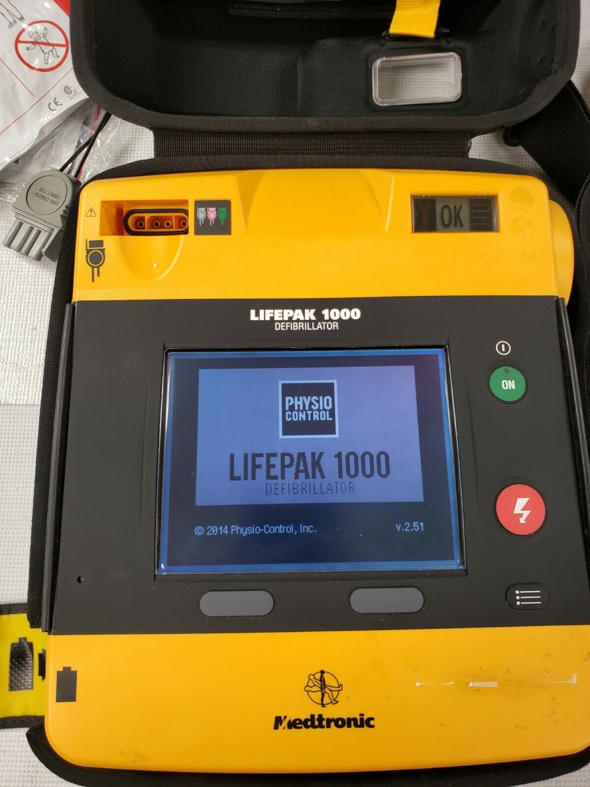 LIFEPAK DEFIBILLATOR 1000 AED + Case and strap